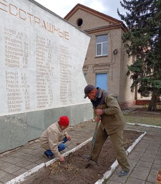 Сотрудники территориального отдела Жовтневой группы сёл и неравнодушные жители постоянно поддерживают чистоту на общественных территориях сельских поселений