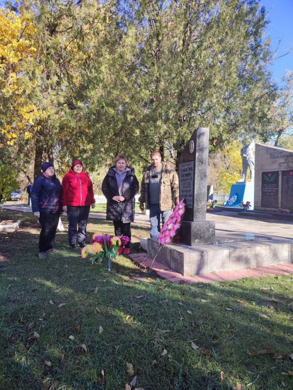 В честь 82-й годовщины со Дня освобождения от немецко-фашистских захватчиков сотрудники Бурчацкого территориального отдела возложили цветы и венки к памятникам на Братских могилах