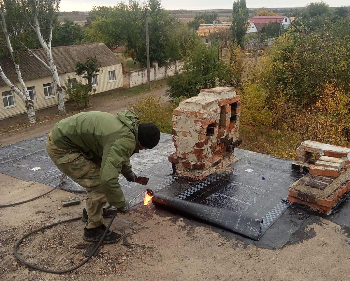 Бригада из Ингушетии отремонтировала кровлю многоквартирного дома в Молочанске