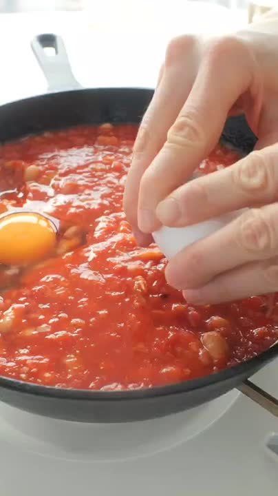 Шакшука с белой фасолью на завтрак