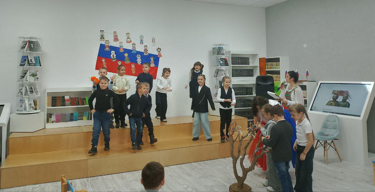 Сегодня в Приазовской центральной библиотеке для учеников 1-А класса прошло увлекательное путешествие в историческое прошлое России, посвящённое Дню народного единства Сегодня в Приазовской центральной библиотеке для учеников 1-А класса прошло увлекательное путешествие в историческое прошлое России, посвящённое Дню народного единства
