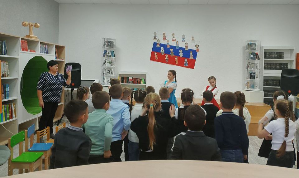 Сегодня в Приазовской центральной библиотеке для учеников 1-А класса прошло увлекательное путешествие в историческое прошлое России, посвящённое Дню народного единства Сегодня в Приазовской центральной библиотеке для учеников 1-А класса прошло увлекательное путешествие в историческое прошлое России, посвящённое Дню народного единства