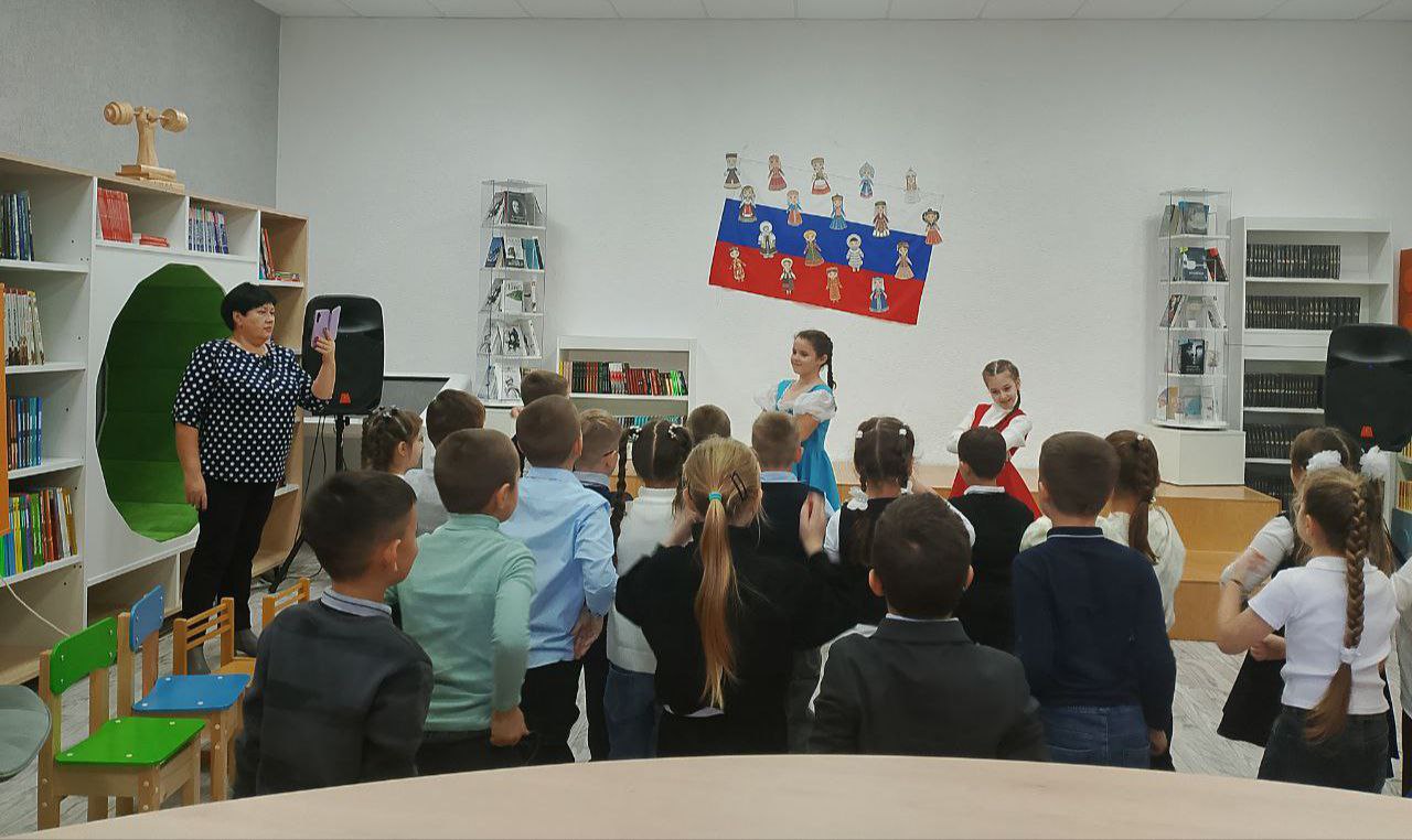 Сегодня в Приазовской центральной библиотеке для учеников 1-А класса прошло увлекательное путешествие в историческое прошлое России, посвящённое Дню народного единства Сегодня в Приазовской центральной библиотеке для учеников 1-А класса прошло увлекательное путешествие в историческое прошлое России, посвящённое Дню народного единства