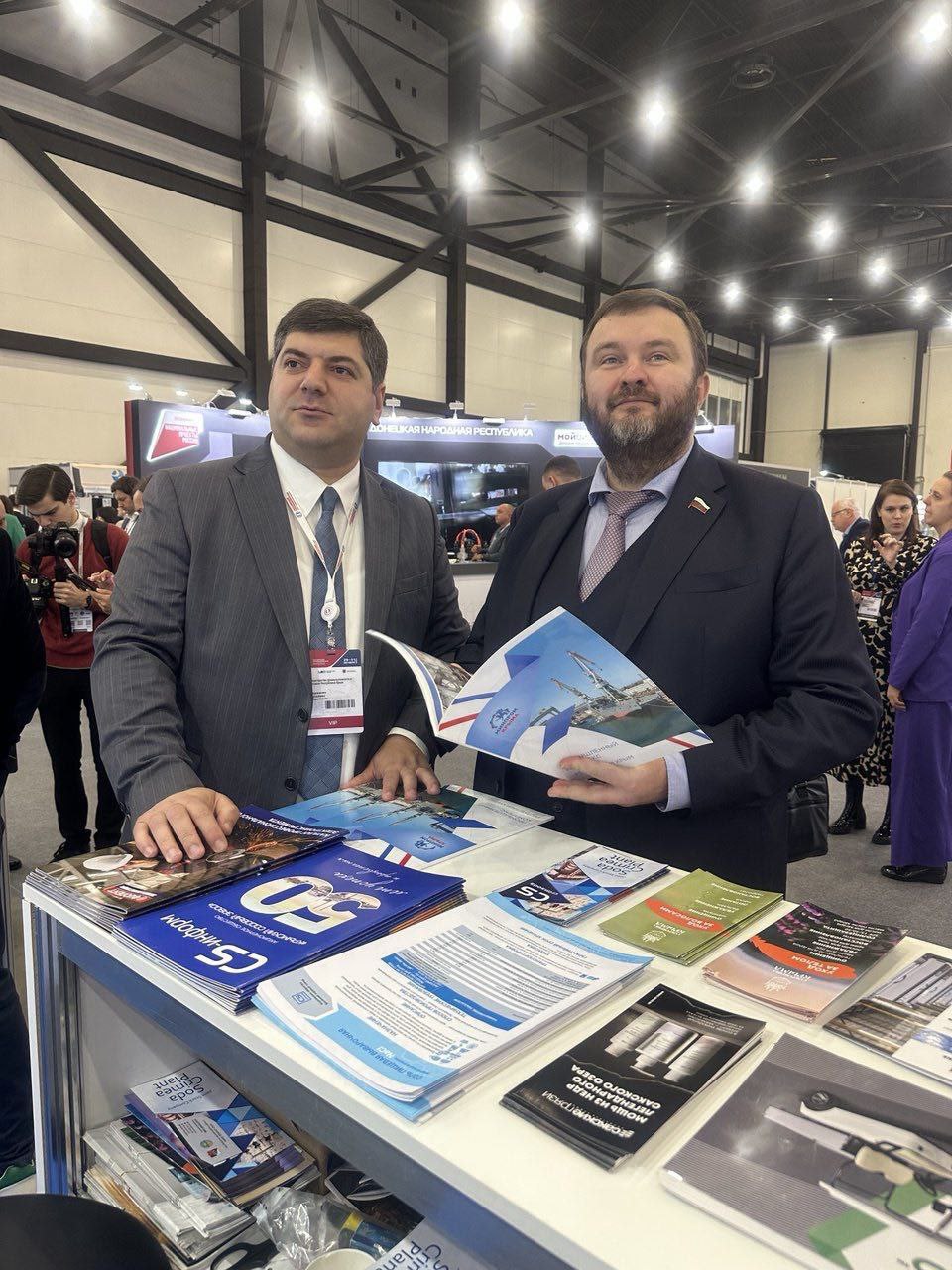 Дмитрий Ворона: Участие в форумах - это не только и не столько выступления на сессиях, сколько осмотр выставок, коммуникация важных тем со СМИ и, конечно же, живое общение с участниками Дмитрий Ворона: Участие в форумах - это не только и не столько выступления на сессиях, сколько осмотр выставок, коммуникация важных тем со СМИ и, конечно же, живое общение с участниками