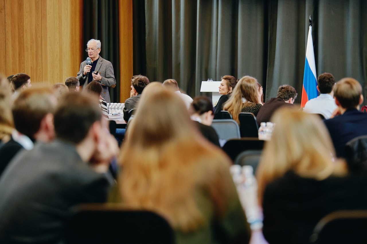 Николай Булаев в Мастерской управления «Сенеж» рассказал молодым парламентариям о популярности цифровых инструментов голосования Николай Булаев в Мастерской управления «Сенеж» рассказал молодым парламентариям о популярности цифровых инструментов голосования