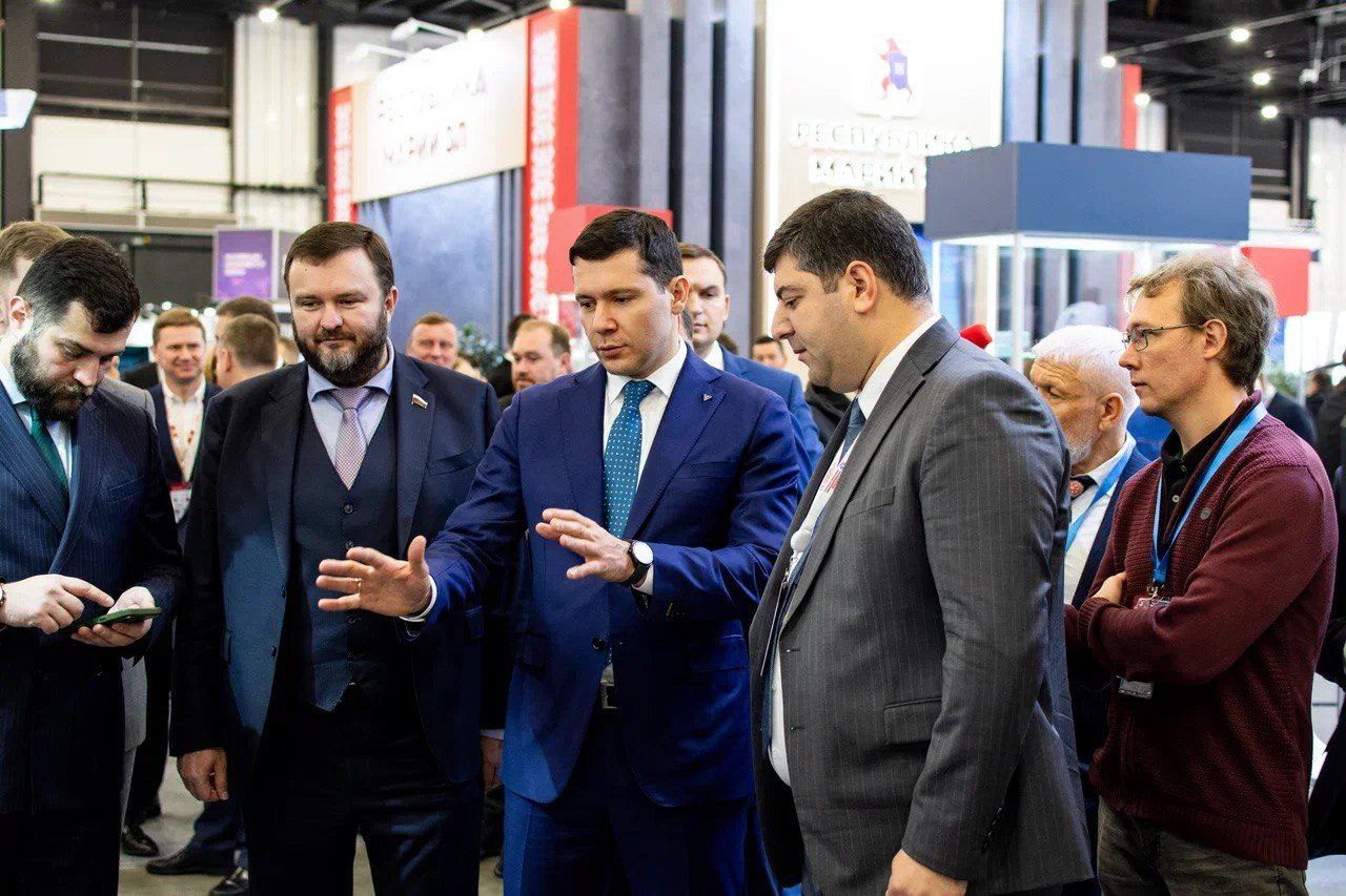 Дмитрий Ворона: Участие в форумах - это не только и не столько выступления на сессиях, сколько осмотр выставок, коммуникация важных тем со СМИ и, конечно же, живое общение с участниками Дмитрий Ворона: Участие в форумах - это не только и не столько выступления на сессиях, сколько осмотр выставок, коммуникация важных тем со СМИ и, конечно же, живое общение с участниками