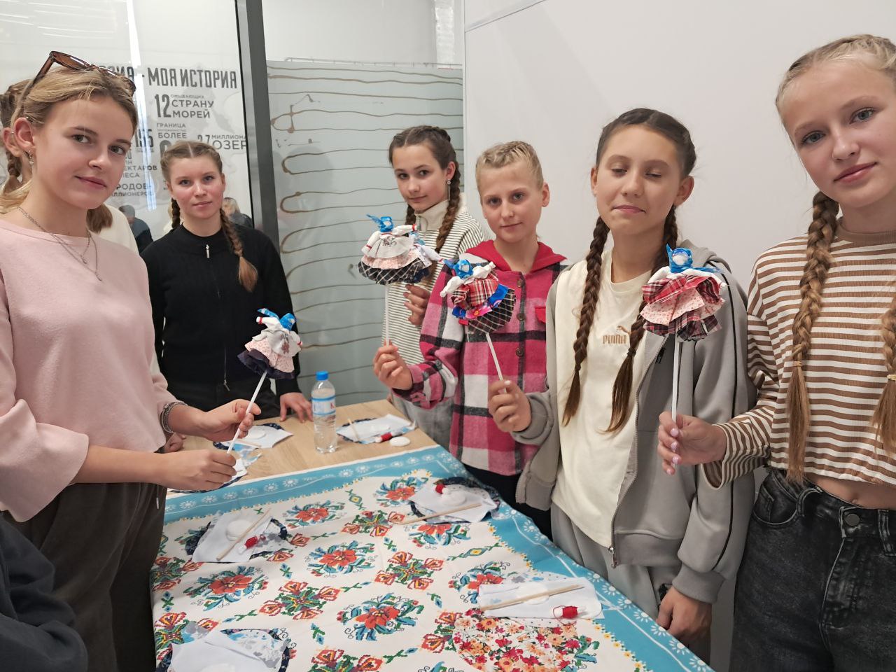 В ДК «Маяк» прошёл мастер-класс по изготовлению куклы-мотанки В ДК «Маяк» прошёл мастер-класс по изготовлению куклы-мотанки