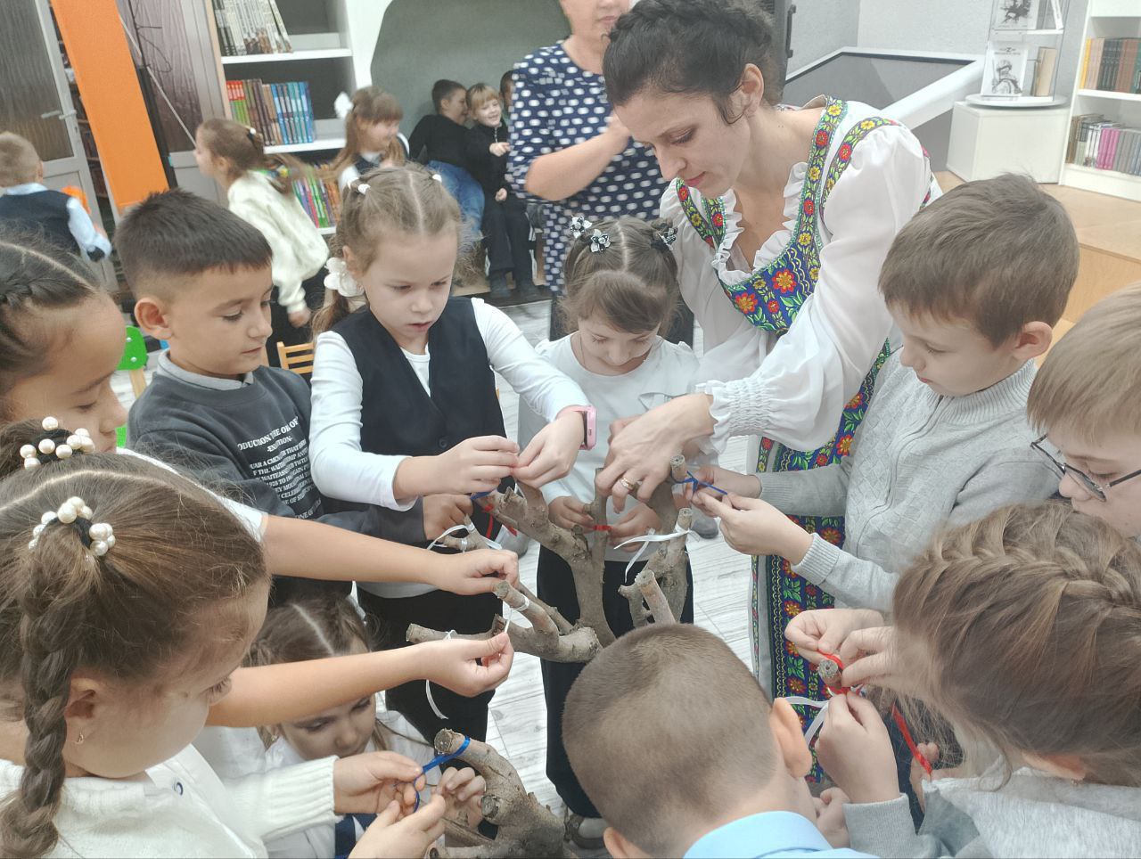 Сегодня в Приазовской центральной библиотеке для учеников 1-А класса прошло увлекательное путешествие в историческое прошлое России, посвящённое Дню народного единства Сегодня в Приазовской центральной библиотеке для учеников 1-А класса прошло увлекательное путешествие в историческое прошлое России, посвящённое Дню народного единства