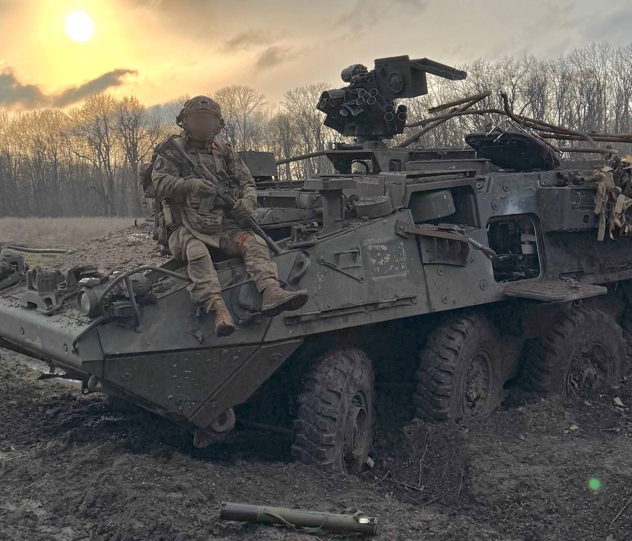 Боец из отряда «Викинга» 22-й гв. ОБрСпН верхом на разбитом украинском БТР M1126 Stryker в Запорожской области