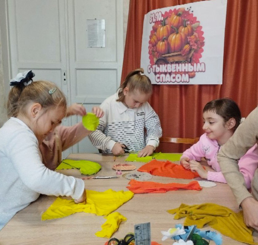 ТЫКВЕННЫЙ СПАС. Тыквенный Спас — празднование окончания сбора урожая тыквы,выражение благодарности земле за её дары и символическое прощание с осенью перед наступлением зимы ТЫКВЕННЫЙ СПАС. Тыквенный Спас — празднование окончания сбора урожая тыквы,выражение благодарности земле за её дары и символическое прощание с осенью перед наступлением зимы