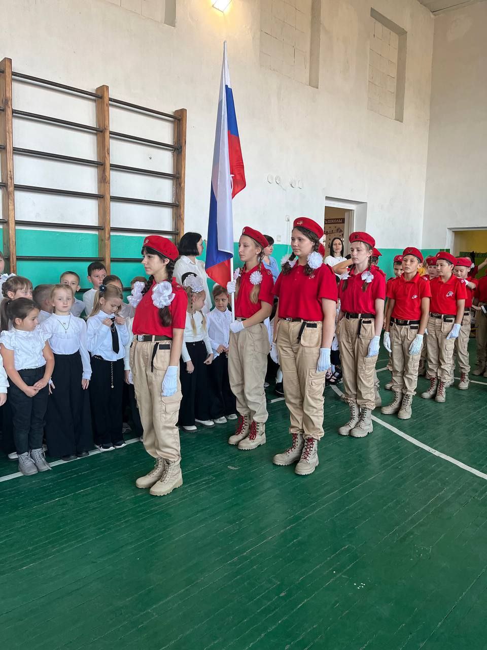 В преддверии государственного праздника – Дня народного единства – в ГБУ ОО ЗО "Константиновская СОШ №1 им. Героя Советского Союза П.Т. Одинца" состоялась торжественная линейка, направленная на воспитание патриотизма... В преддверии государственного праздника – Дня народного единства – в ГБУ ОО ЗО "Константиновская СОШ №1 им. Героя Советского Союза П.Т. Одинца" состоялась торжественная линейка, направленная на воспитание патриотизма...