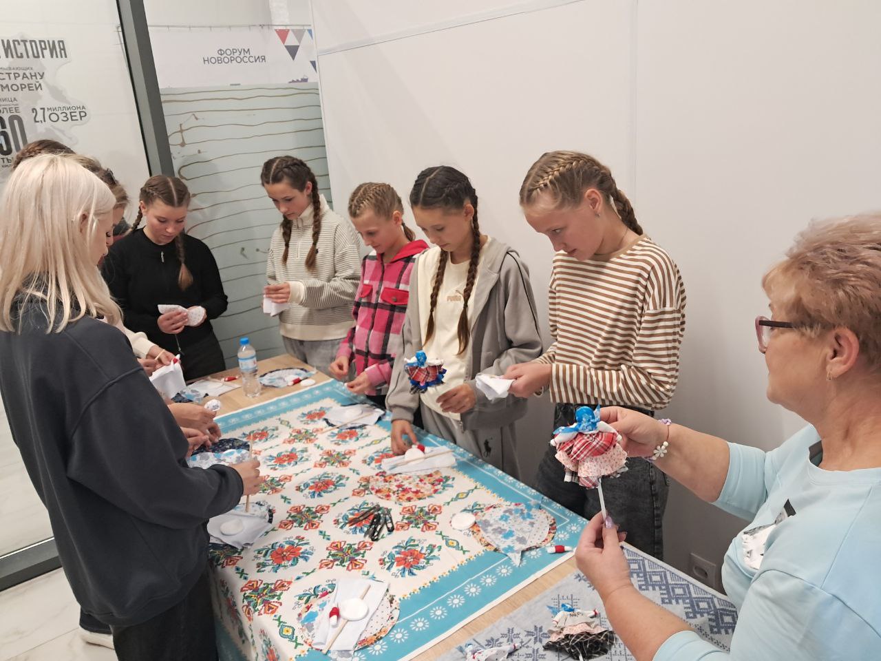 В ДК «Маяк» прошёл мастер-класс по изготовлению куклы-мотанки В ДК «Маяк» прошёл мастер-класс по изготовлению куклы-мотанки