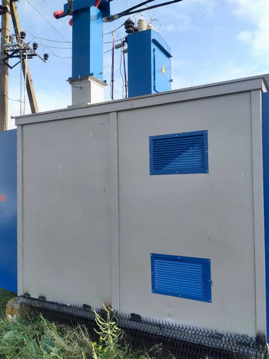 На одной из комплексных трансформаторных подстанций в Акимовском районе сотрудники «Запорожьеэнерго» филиал АО «Юго-Западная ЭСК» провели плановое обслуживание: очистили изоляторы от загрязнений и подтянули контактные... На одной из комплексных трансформаторных подстанций в Акимовском районе сотрудники «Запорожьеэнерго» филиал АО «Юго-Западная ЭСК» провели плановое обслуживание: очистили изоляторы от загрязнений и подтянули контактные...