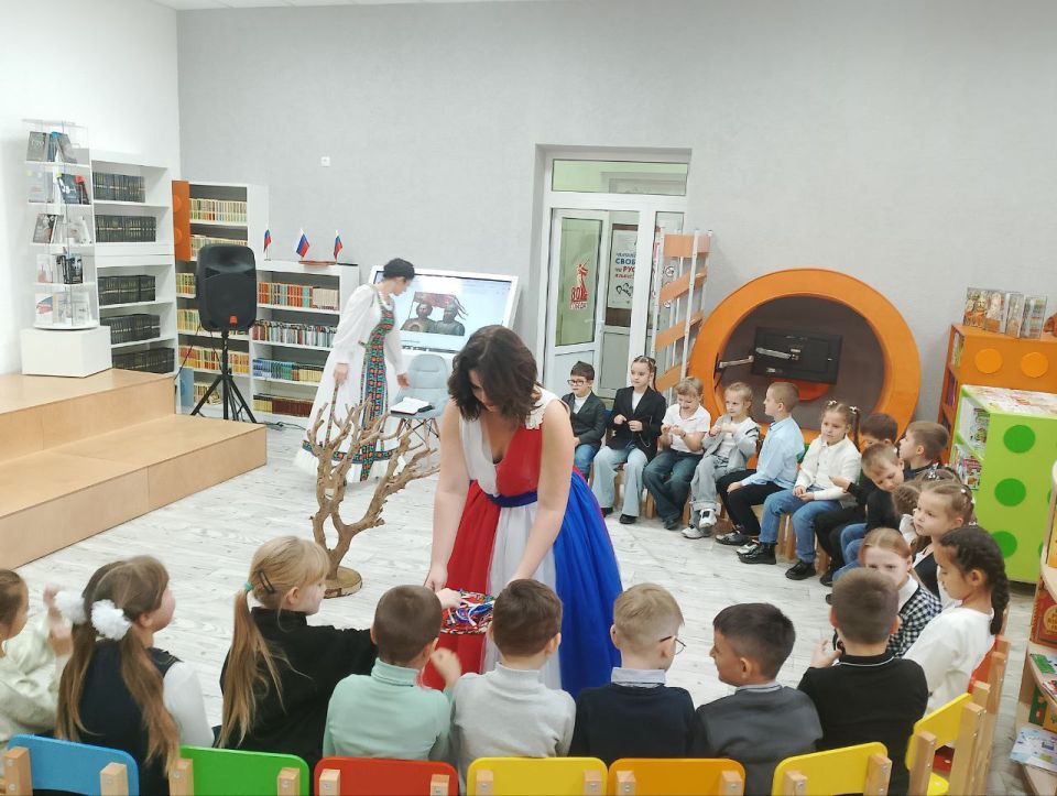Сегодня в Приазовской центральной библиотеке для учеников 1-А класса прошло увлекательное путешествие в историческое прошлое России, посвящённое Дню народного единства Сегодня в Приазовской центральной библиотеке для учеников 1-А класса прошло увлекательное путешествие в историческое прошлое России, посвящённое Дню народного единства