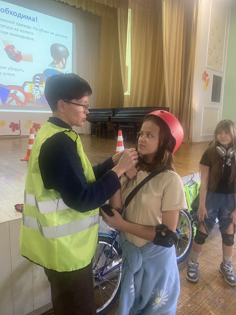 Команда мобильного комплекса «Лаборатории Безопасности» Центра внешкольного образования в гостях у воспитанников и педагогов Мелитопольской Детской школы искусств Команда мобильного комплекса «Лаборатории Безопасности» Центра внешкольного образования в гостях у воспитанников и педагогов Мелитопольской Детской школы искусств