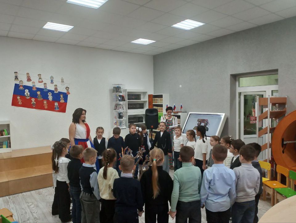 Сегодня в Приазовской центральной библиотеке для учеников 1-А класса прошло увлекательное путешествие в историческое прошлое России, посвящённое Дню народного единства Сегодня в Приазовской центральной библиотеке для учеников 1-А класса прошло увлекательное путешествие в историческое прошлое России, посвящённое Дню народного единства