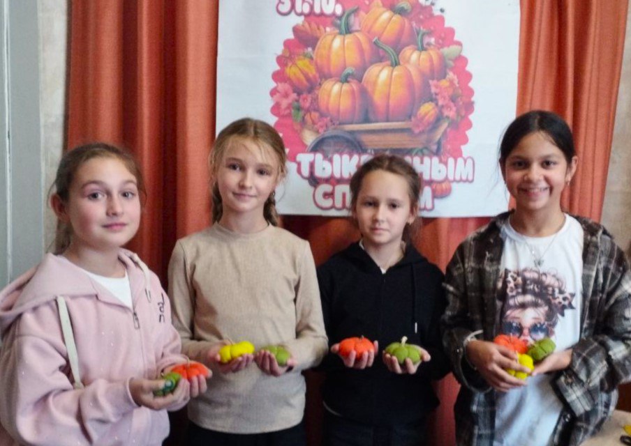 ТЫКВЕННЫЙ СПАС. Тыквенный Спас — празднование окончания сбора урожая тыквы,выражение благодарности земле за её дары и символическое прощание с осенью перед наступлением зимы ТЫКВЕННЫЙ СПАС. Тыквенный Спас — празднование окончания сбора урожая тыквы,выражение благодарности земле за её дары и символическое прощание с осенью перед наступлением зимы