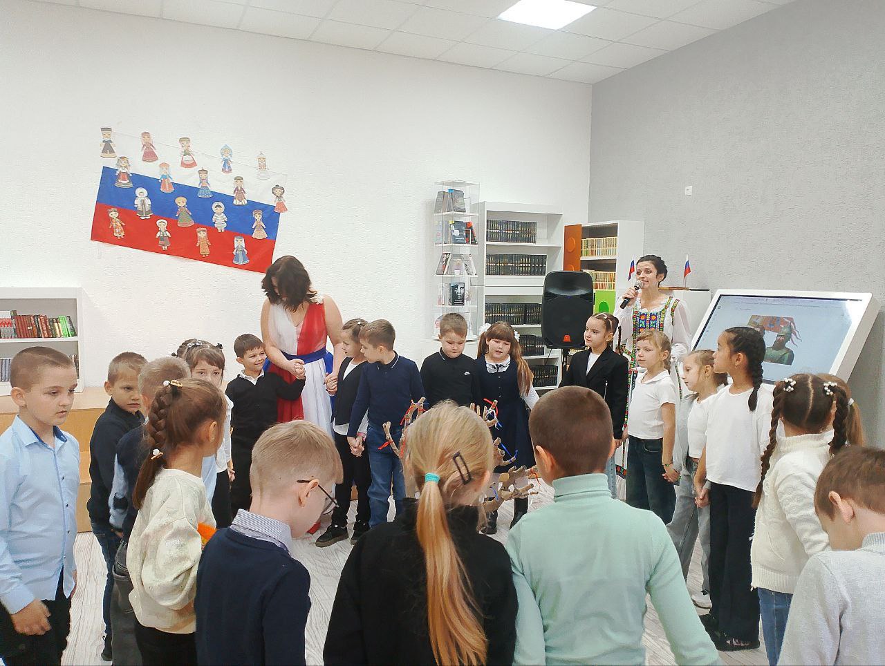Сегодня в Приазовской центральной библиотеке для учеников 1-А класса прошло увлекательное путешествие в историческое прошлое России, посвящённое Дню народного единства Сегодня в Приазовской центральной библиотеке для учеников 1-А класса прошло увлекательное путешествие в историческое прошлое России, посвящённое Дню народного единства