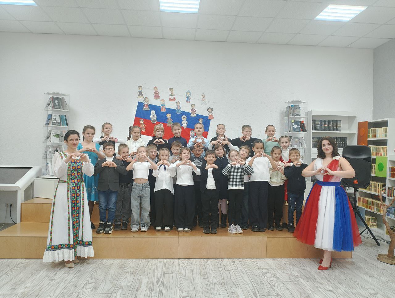 Сегодня в Приазовской центральной библиотеке для учеников 1-А класса прошло увлекательное путешествие в историческое прошлое России, посвящённое Дню народного единства Сегодня в Приазовской центральной библиотеке для учеников 1-А класса прошло увлекательное путешествие в историческое прошлое России, посвящённое Дню народного единства