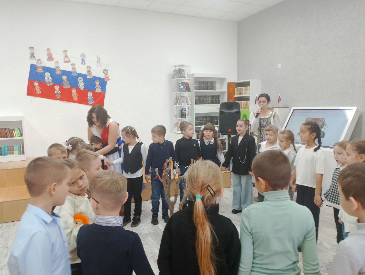 Сегодня в Приазовской центральной библиотеке для учеников 1-А класса прошло увлекательное путешествие в историческое прошлое России, посвящённое Дню народного единства Сегодня в Приазовской центральной библиотеке для учеников 1-А класса прошло увлекательное путешествие в историческое прошлое России, посвящённое Дню народного единства