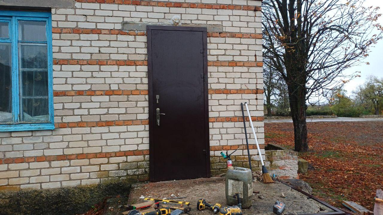 Мастера из Марий Эл начали замену окон и дверей в здании ТОА в Гусарке Мастера из Марий Эл начали замену окон и дверей в здании ТОА в Гусарке
