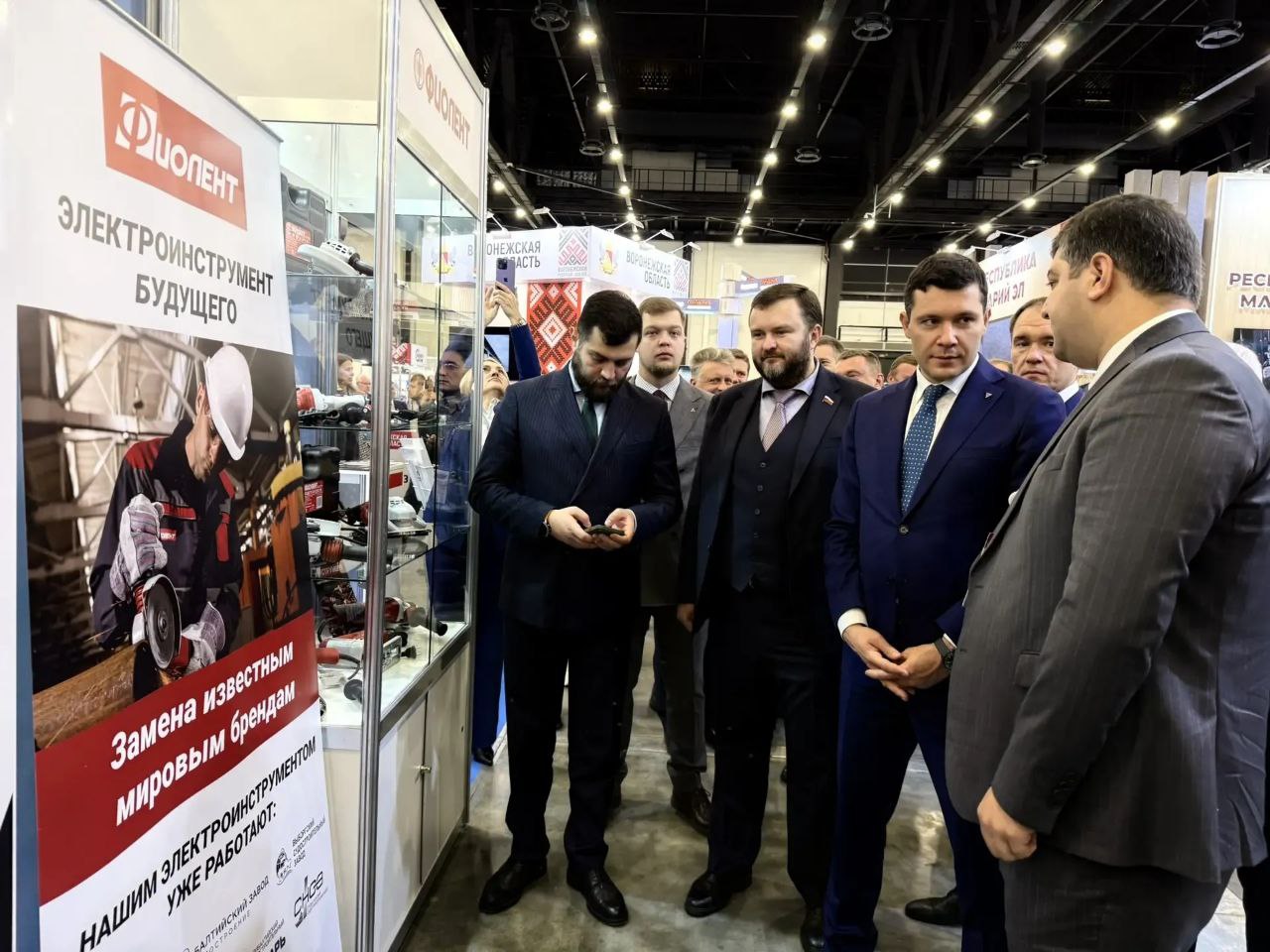 Дмитрий Ворона: Участие в форумах - это не только и не столько выступления на сессиях, сколько осмотр выставок, коммуникация важных тем со СМИ и, конечно же, живое общение с участниками Дмитрий Ворона: Участие в форумах - это не только и не столько выступления на сессиях, сколько осмотр выставок, коммуникация важных тем со СМИ и, конечно же, живое общение с участниками