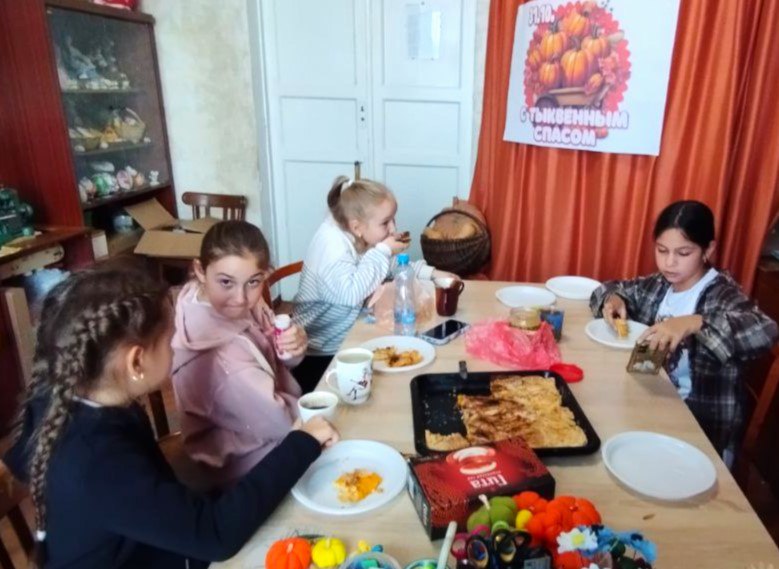 ТЫКВЕННЫЙ СПАС. Тыквенный Спас — празднование окончания сбора урожая тыквы,выражение благодарности земле за её дары и символическое прощание с осенью перед наступлением зимы ТЫКВЕННЫЙ СПАС. Тыквенный Спас — празднование окончания сбора урожая тыквы,выражение благодарности земле за её дары и символическое прощание с осенью перед наступлением зимы