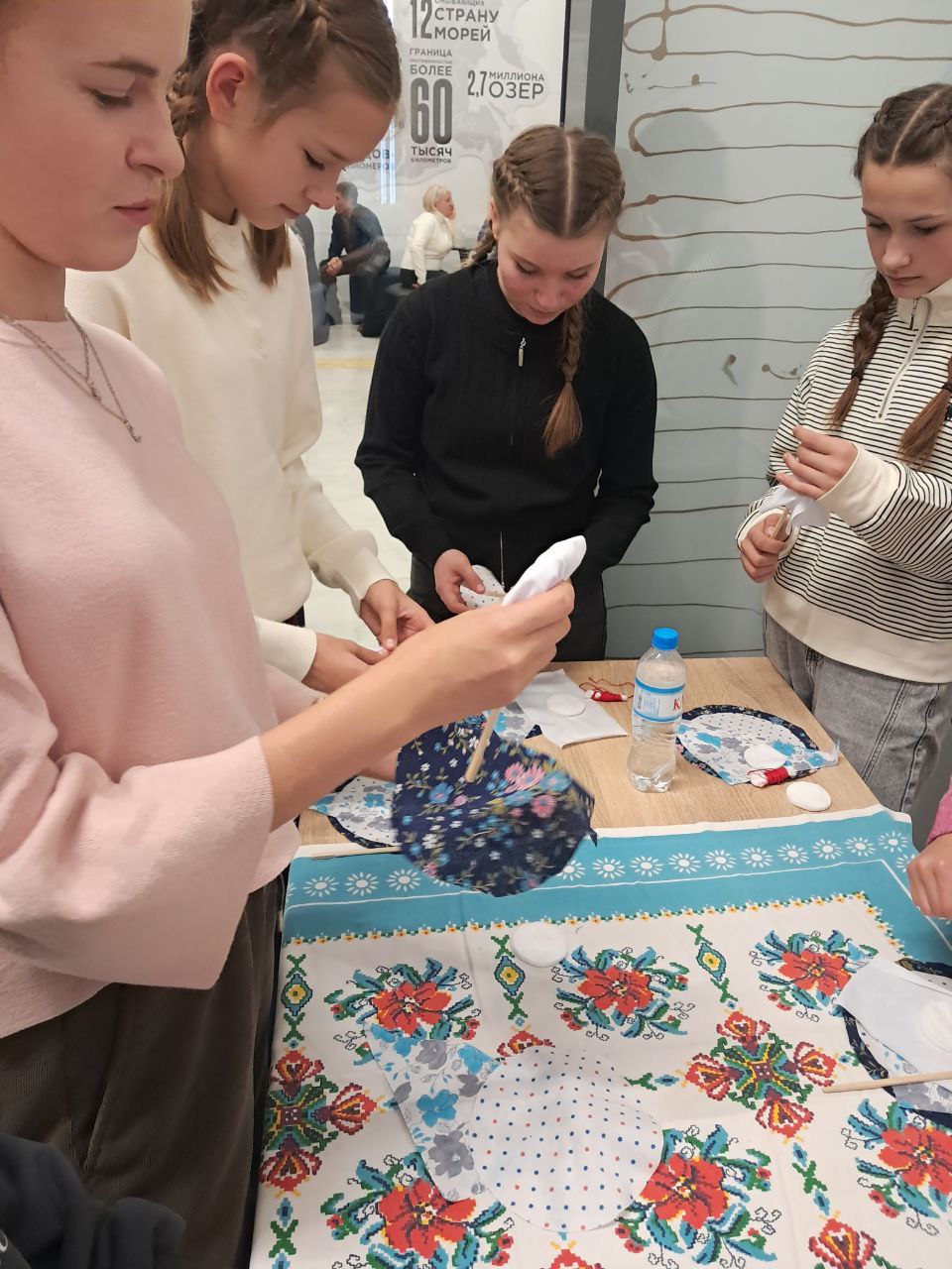 В ДК «Маяк» прошёл мастер-класс по изготовлению куклы-мотанки В ДК «Маяк» прошёл мастер-класс по изготовлению куклы-мотанки