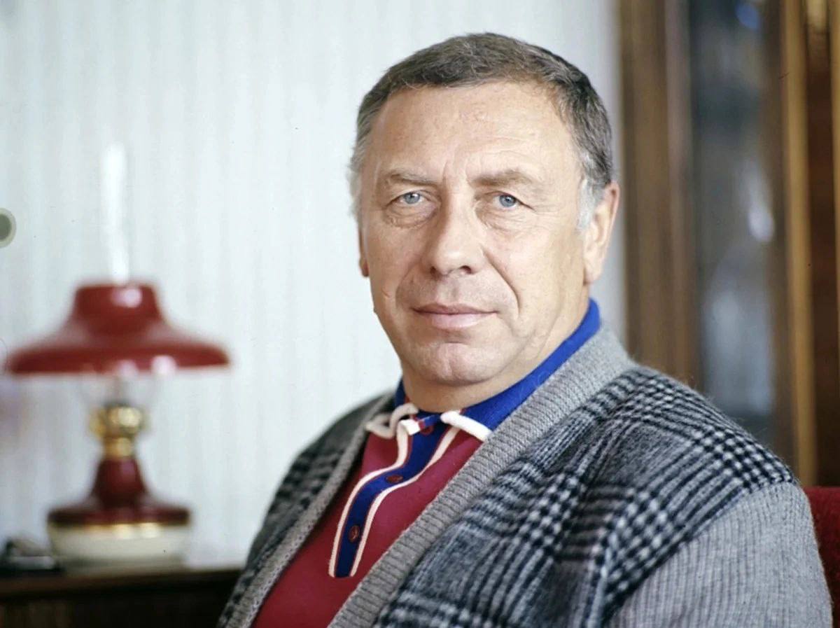 31 октября 1922 года в Вязьме родился советский актер и фронтовик Анатолий Папанов