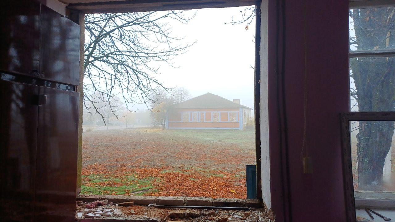 Мастера из Марий Эл начали замену окон и дверей в здании ТОА в Гусарке