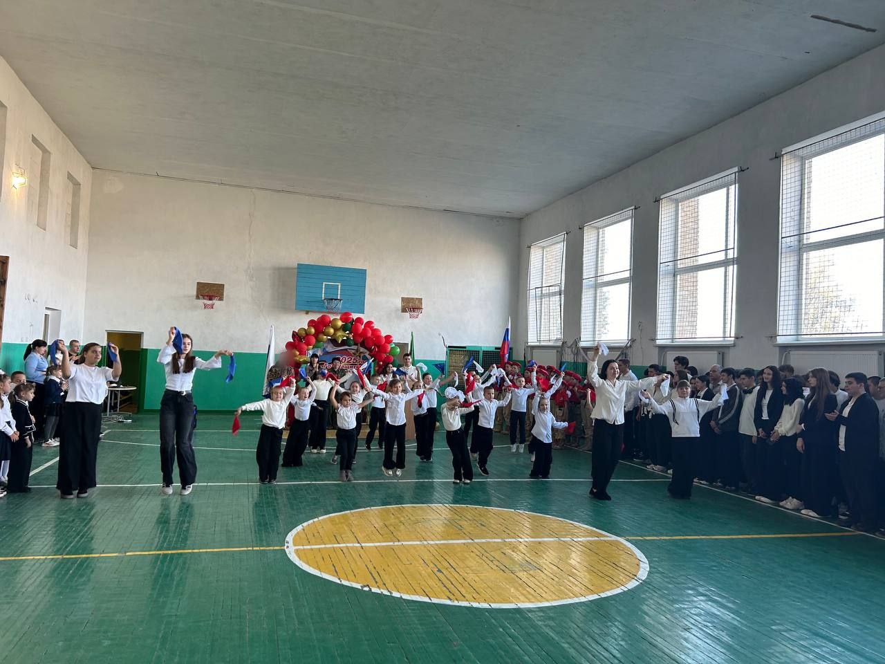 В преддверии государственного праздника – Дня народного единства – в ГБУ ОО ЗО "Константиновская СОШ №1 им. Героя Советского Союза П.Т. Одинца" состоялась торжественная линейка, направленная на воспитание патриотизма... В преддверии государственного праздника – Дня народного единства – в ГБУ ОО ЗО "Константиновская СОШ №1 им. Героя Советского Союза П.Т. Одинца" состоялась торжественная линейка, направленная на воспитание патриотизма...