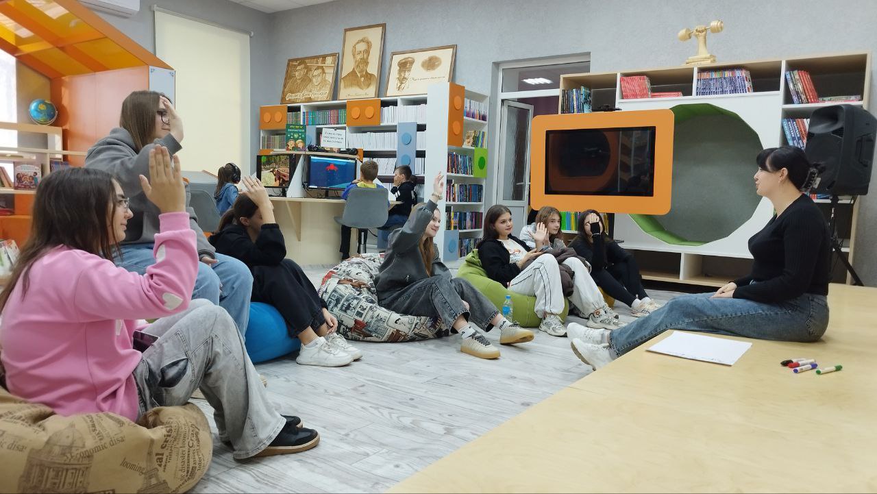 Молодёжь в деле!. На базе Приазовской центральной библиотеки состоялась встреча активистов «ЮгМолодой» и "Молодая гвардия Единой России"