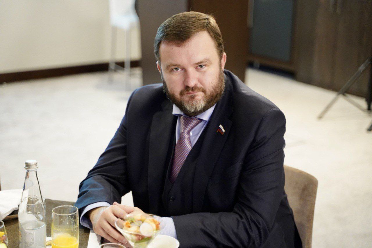 Дмитрий Ворона: Участие в форумах - это не только и не столько выступления на сессиях, сколько осмотр выставок, коммуникация важных тем со СМИ и, конечно же, живое общение с участниками