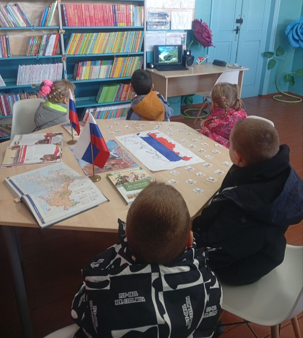 В Дунаевской библиотеке в преддверии Дня народного единства прошло мероприятие В Дунаевской библиотеке в преддверии Дня народного единства прошло мероприятие