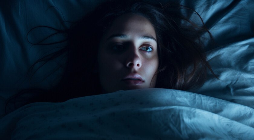 Вою на луну. Сомнолог рассказал, почему люди часто просыпаются среди ночи и не могут уснуть