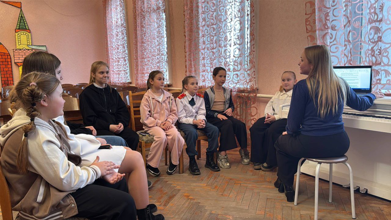 Сегодня в нашем Приазовском Доме Культуры прошло вокальное занятие, посвященное Дню народного единства Сегодня в нашем Приазовском Доме Культуры прошло вокальное занятие, посвященное Дню народного единства