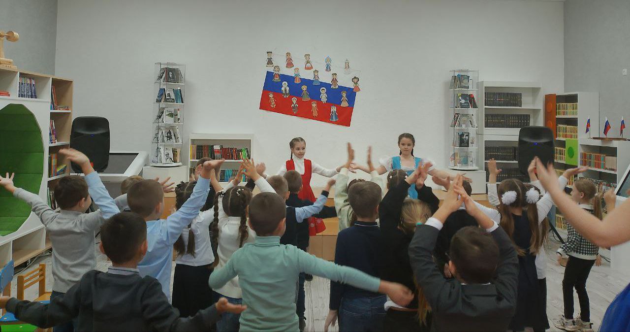 Сегодня в Приазовской центральной библиотеке для учеников 1-А класса прошло увлекательное путешествие в историческое прошлое России, посвящённое Дню народного единства Сегодня в Приазовской центральной библиотеке для учеников 1-А класса прошло увлекательное путешествие в историческое прошлое России, посвящённое Дню народного единства