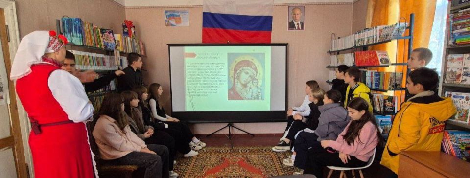 Мы едины. В Богдановской сельской библиотеке прошло патриотическое мероприятие ко Дню народного единства под названием "Мы едины" Мы едины. В Богдановской сельской библиотеке прошло патриотическое мероприятие ко Дню народного единства под названием "Мы едины"