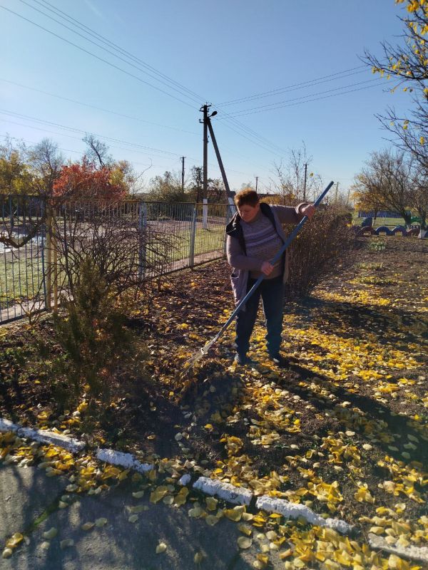 Культработники села Петровка трудились с самого утра! В рамках районного субботника убрана вся прилегающая территория! Культработники села Петровка трудились с самого утра! В рамках районного субботника убрана вся прилегающая территория!