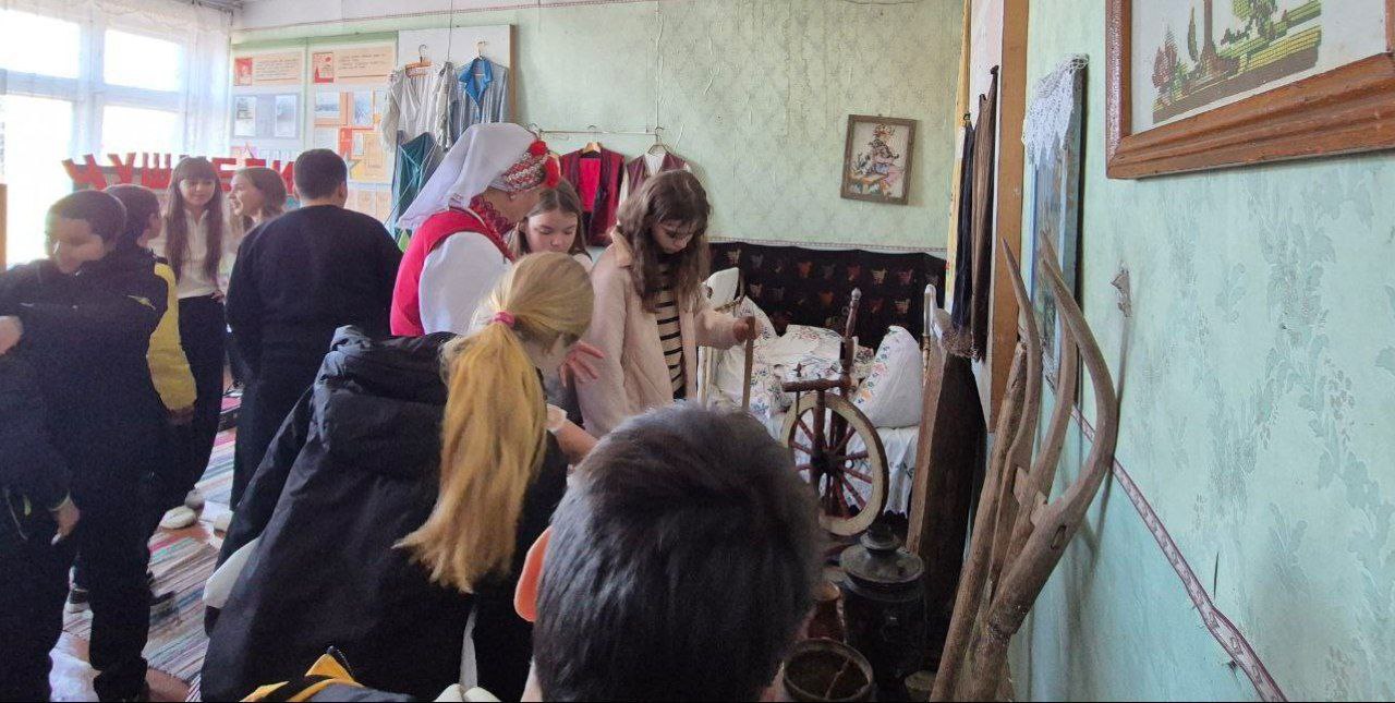 Мы едины. В Богдановской сельской библиотеке прошло патриотическое мероприятие ко Дню народного единства под названием "Мы едины" Мы едины. В Богдановской сельской библиотеке прошло патриотическое мероприятие ко Дню народного единства под названием "Мы едины"