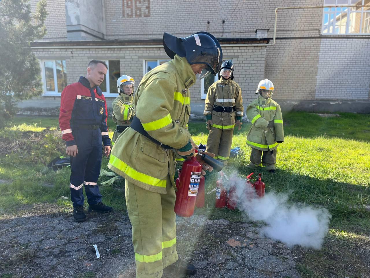 Совершенствуем навыки. В Ресурсном центре Запорожского регионального отделения ВСКС на базе АГПУ в Бердянске состоялось занятие для Школьного спасательного отряда «Сириус» Бердянского государственного лицея Юных спасателей... Совершенствуем навыки. В Ресурсном центре Запорожского регионального отделения ВСКС на базе АГПУ в Бердянске состоялось занятие для Школьного спасательного отряда «Сириус» Бердянского государственного лицея Юных спасателей...