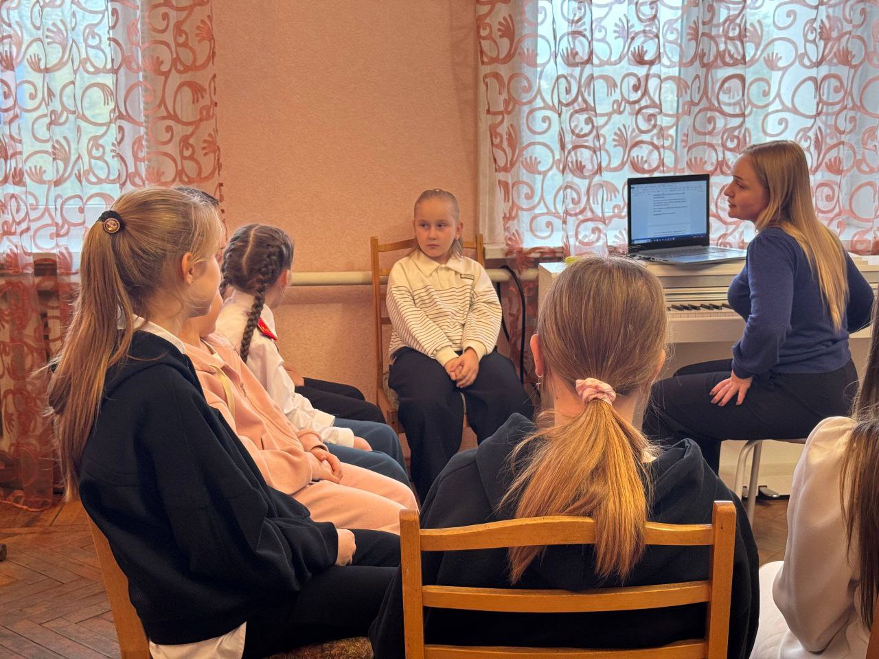 Сегодня в нашем Приазовском Доме Культуры прошло вокальное занятие, посвященное Дню народного единства Сегодня в нашем Приазовском Доме Культуры прошло вокальное занятие, посвященное Дню народного единства