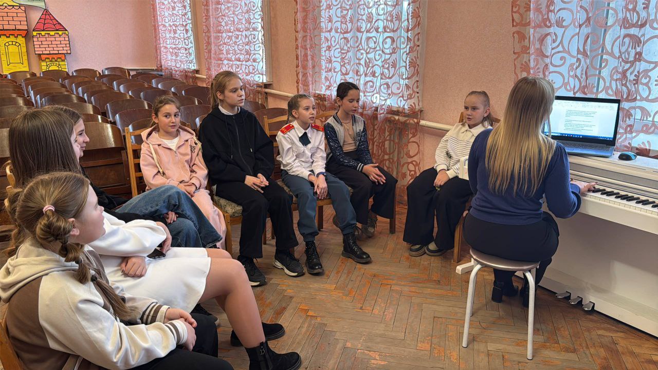 Сегодня в нашем Приазовском Доме Культуры прошло вокальное занятие, посвященное Дню народного единства Сегодня в нашем Приазовском Доме Культуры прошло вокальное занятие, посвященное Дню народного единства