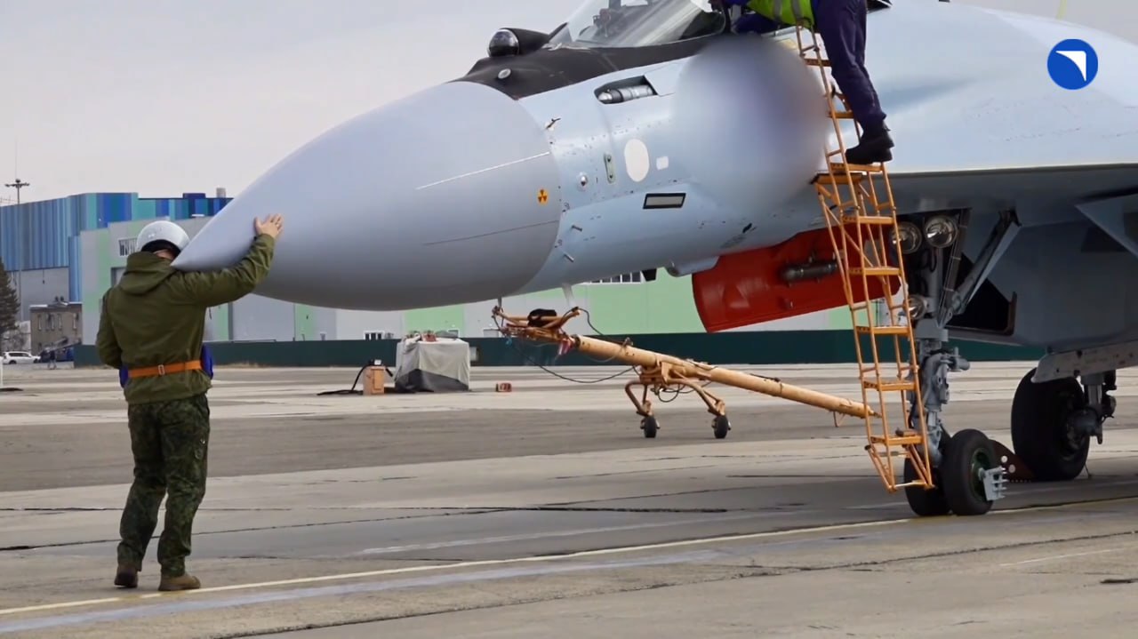 Российские военные лётчики получили новую партию истребителей Су-35С, сообщает пресс-служба Объединённой авиастроительной корпорации