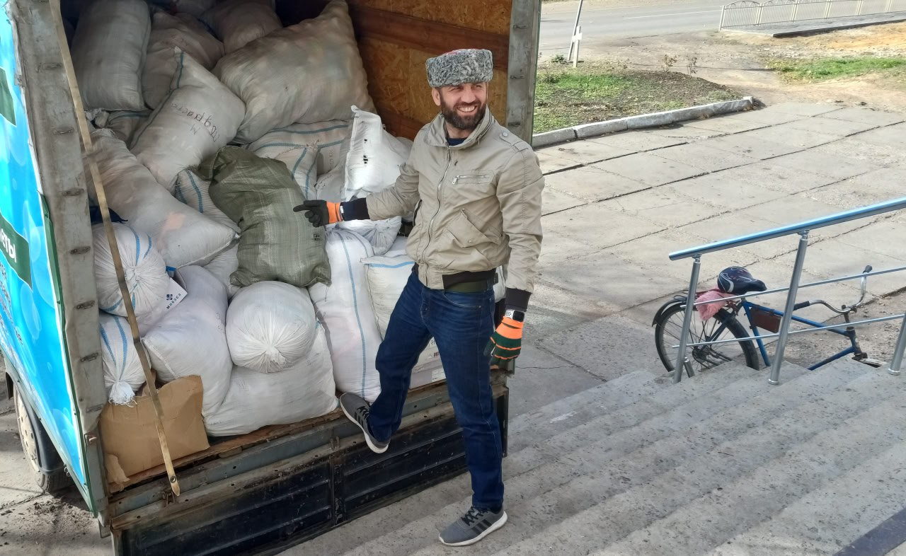 «Единая Россия» доставила гуманитарную помощь в Дмитровку «Единая Россия» доставила гуманитарную помощь в Дмитровку