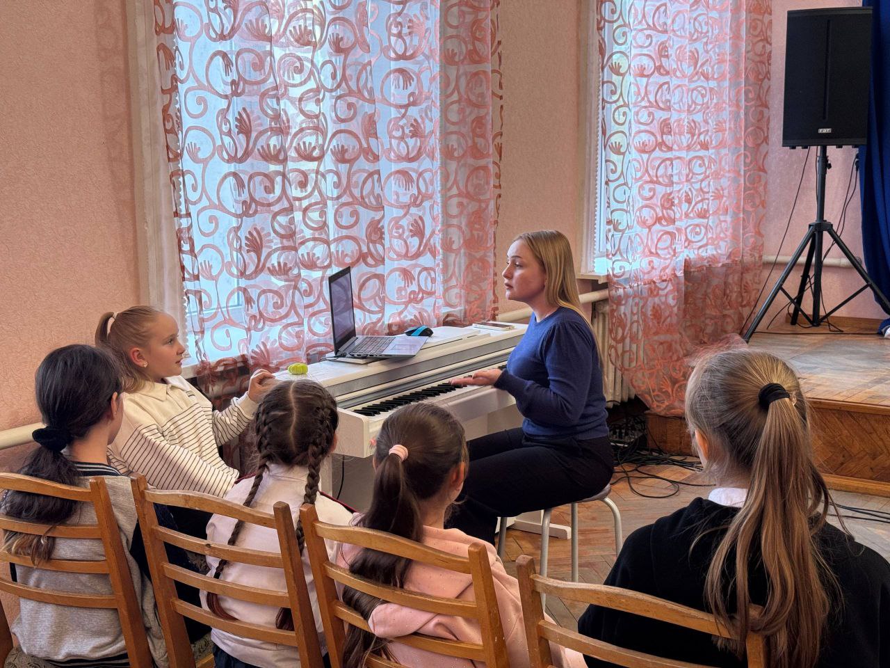 Сегодня в нашем Приазовском Доме Культуры прошло вокальное занятие, посвященное Дню народного единства