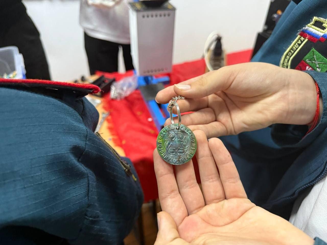 В Приазовской СОШ № 9 прошёл эко-урок и мастер-класс по переработке пластика В Приазовской СОШ № 9 прошёл эко-урок и мастер-класс по переработке пластика