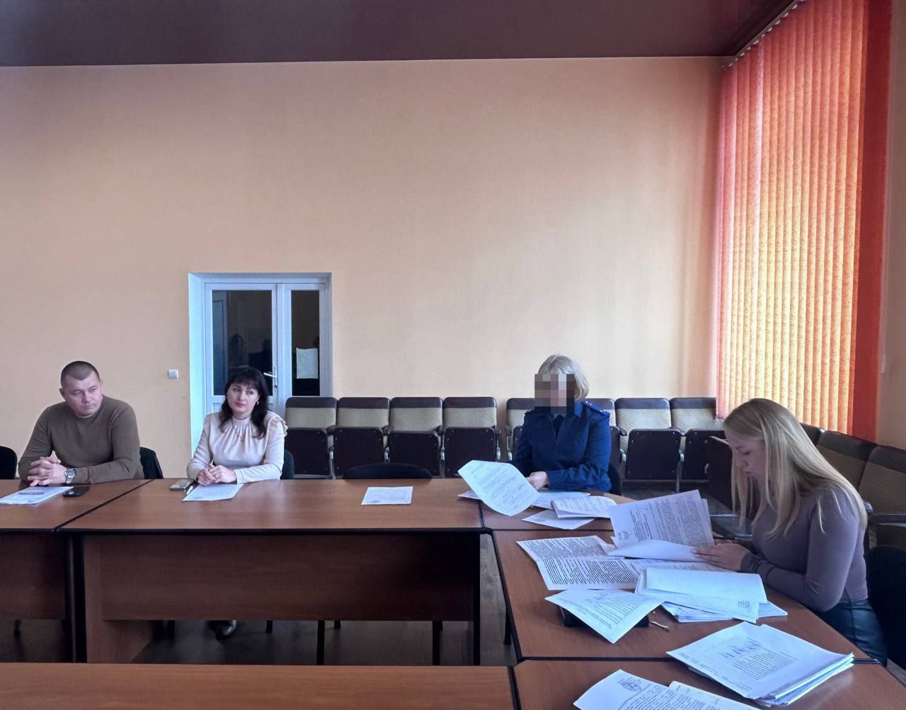 В пятницу, 31 октября, в малом зале администрации Приморского муниципального округа состоялось очередное заседание комиссии по делам несовершеннолетних и защите их прав, которое провела заместитель комиссии Анастасия Ельцова