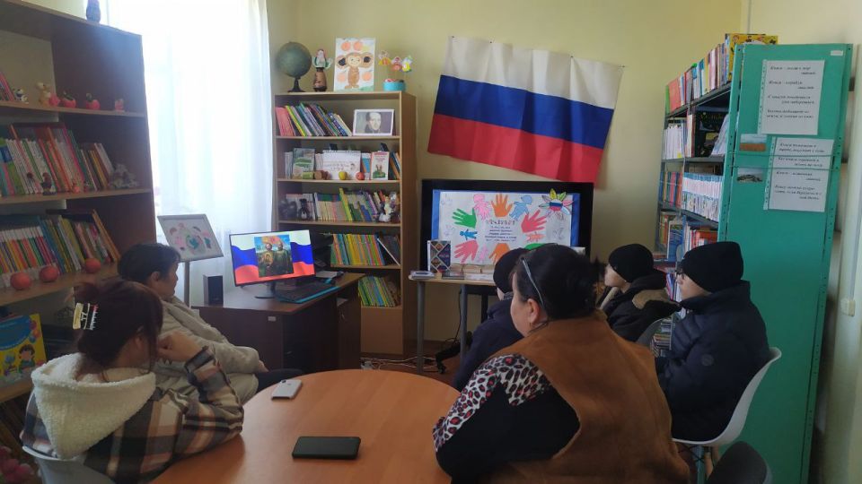 Родина и Единство... Глубокий смысл заложен в этих словах. И пусть в разные годы этот день носил разные названия,. суть всегда неизменна: это праздник добра и заботы о людях, гражданского мира и согласия на основе закона и... Родина и Единство... Глубокий смысл заложен в этих словах. И пусть в разные годы этот день носил разные названия,. суть всегда неизменна: это праздник добра и заботы о людях, гражданского мира и согласия на основе закона и...