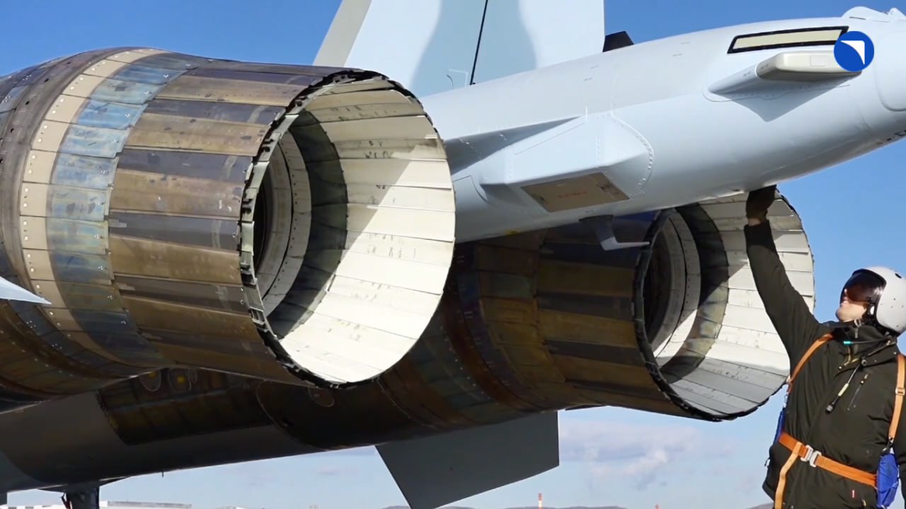 Российские военные лётчики получили новую партию истребителей Су-35С, сообщает пресс-служба Объединённой авиастроительной корпорации Российские военные лётчики получили новую партию истребителей Су-35С, сообщает пресс-служба Объединённой авиастроительной корпорации